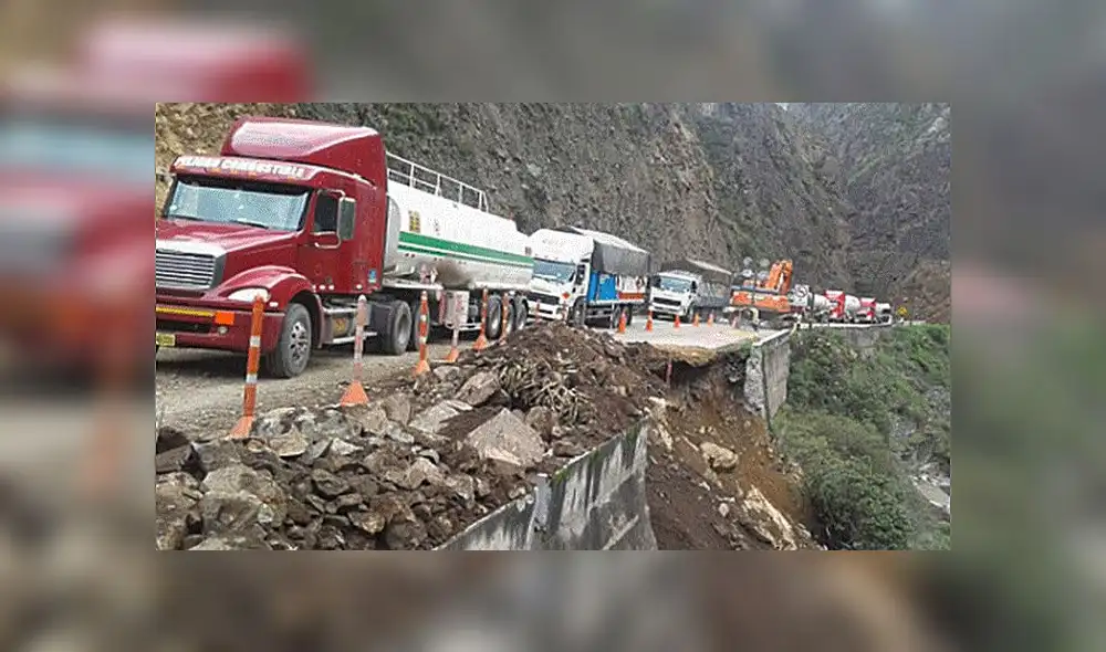 Carretera Central: vehículos quedaron varados por huaico Carretera Central: vehículos quedaron varados por huaico