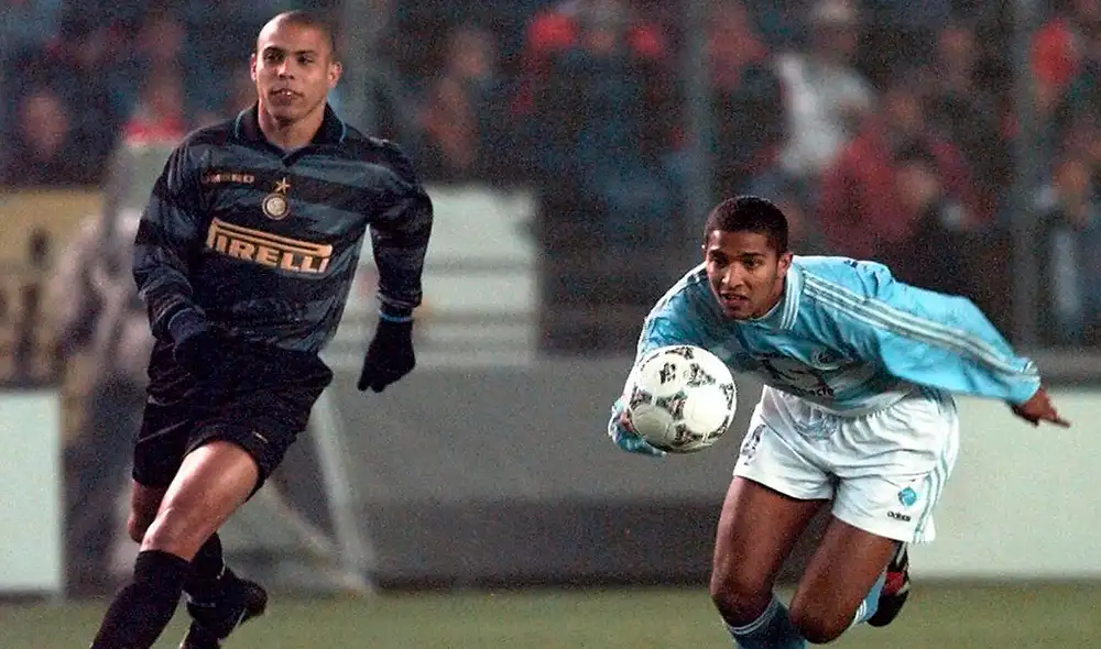 Ronaldo Nazario ganó la Copa UEFA de 1997-1998 con el Inter de Milán. | Foto: AFP Ronaldo Nazario ganó la Copa UEFA de 1997-1998 con el Inter de Milán. | Foto: AFP