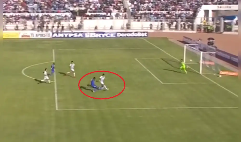 El jugador de Binacional aprovechó los espacios que dejó la defensa de Alianza y definió al palo más alejado de Pedro Gallese. El jugador de Binacional aprovechó los espacios que dejó la defensa de Alianza y definió al palo más alejado de Pedro Gallese.