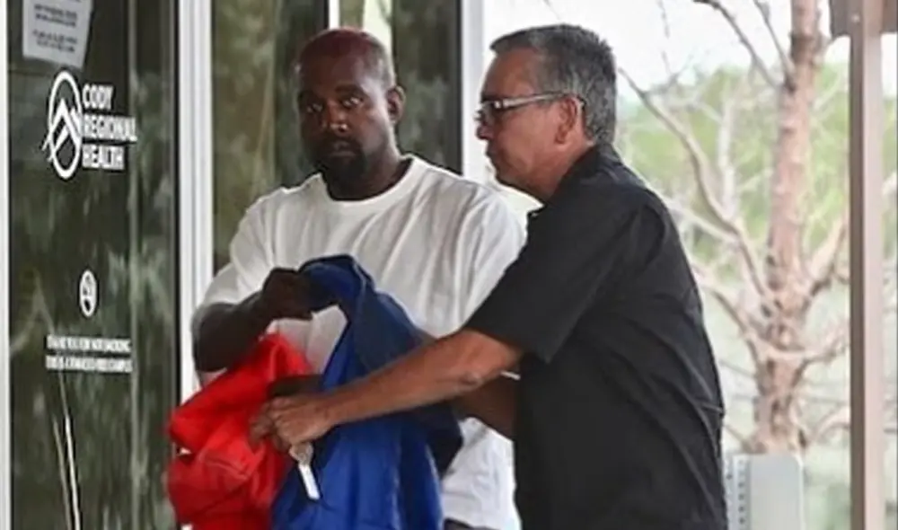 Kanye West compartió una fotografía en la entrada de un centro de salud con la frase: "La salud mental es importante". (Foto: Instagram)