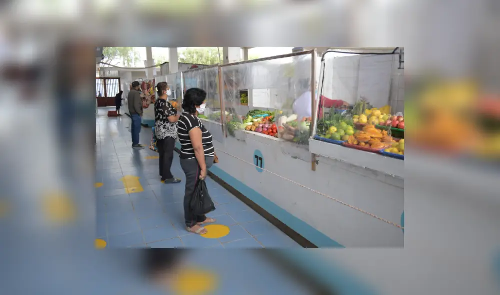 En el mercado de Pimentel se garantiza el distanciamiento social entre compradores y comerciantes. Foto: Gerencia Regional de Salud de Lambayeque.