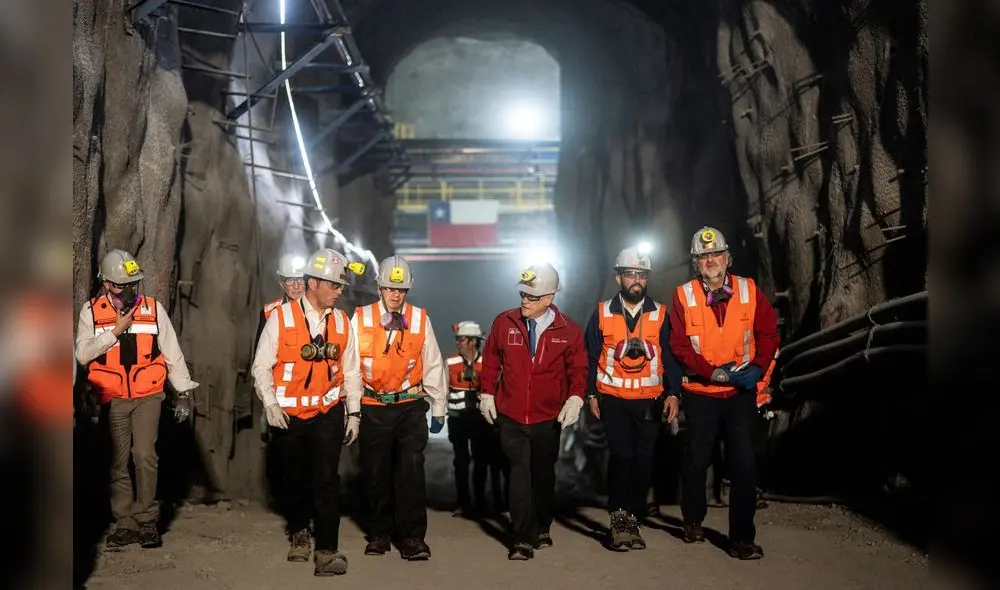 Handout picture released by the Chilean presidency showing Chile's President Sebastian Pinera (C) visiting the underground operations of the Chuquicamata mine in Calama, on August 14, 2019. - Chilean mining company Codelco, the largest copper producer in the world, inaugurated this Wednesday the underground operations of the emblematic Chuquicamata mine, located in the Atacama desert (northern Chile). This was for decades the largest open pit copper deposit in the world, but in order to extend its useful life, Codelco decided to invest 5,000 million dollars in this monumental work. (Photo by marcelo segura / CHILE'S PRESIDENCY / AFP) / RESTRICTED TO EDITORIAL USE - MANDATORY CREDIT "AFP PHOTO / CHILE'S PRESIDENCY / MARCELO SEGURA " - NO MARKETING NO ADVERTISING CAMPAIGNS - DISTRIBUTED AS A SERVICE TO CLIENTS Handout picture released by the Chilean presidency showing Chile's President Sebastian Pinera (C) visiting the underground operations of the Chuquicamata mine in Calama, on August 14, 2019. - Chilean mining company Codelco, the largest copper producer in the world, inaugurated this Wednesday the underground operations of the emblematic Chuquicamata mine, located in the Atacama desert (northern Chile). This was for decades the largest open pit copper deposit in the world, but in order to extend its useful life, Codelco decided to invest 5,000 million dollars in this monumental work. (Photo by marcelo segura / CHILE'S PRESIDENCY / AFP) / RESTRICTED TO EDITORIAL USE - MANDATORY CREDIT "AFP PHOTO / CHILE'S PRESIDENCY / MARCELO SEGURA " - NO MARKETING NO ADVERTISING CAMPAIGNS - DISTRIBUTED AS A SERVICE TO CLIENTS