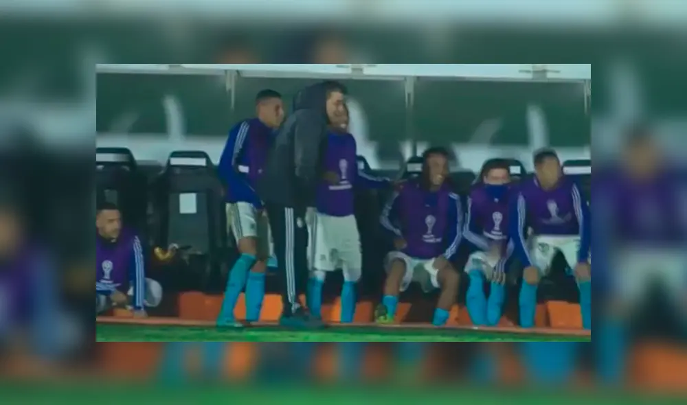 El DT Claudio Vivas tropezó tras celebrar el segundo gol del Sporting Cristal por la Copa Sudamericana 2019. El DT Claudio Vivas tropezó tras celebrar el segundo gol del Sporting Cristal por la Copa Sudamericana 2019.