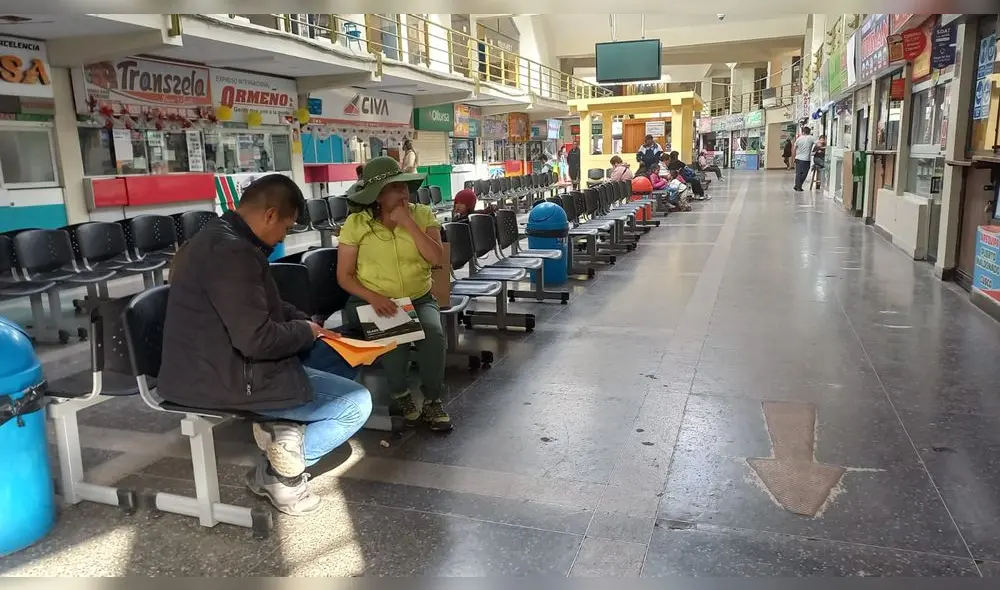 Pasajeros esperan que se reanuden los viajes en Cusco. Foto: Luis Álvarez Guevara /URPI-LR