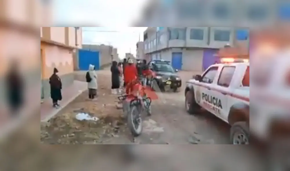 Tuvo que llegar la Policía para evitar que el joven siga siendo agredido. Foto: Facebook Mano Firme.