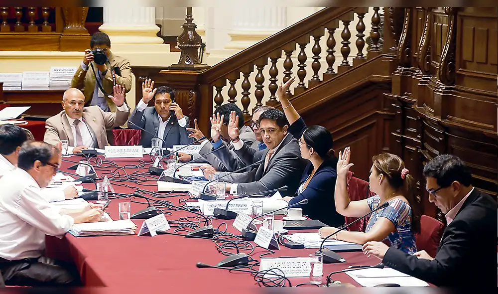 Piden opinión del MEF e Indecopi sobre ley de control de fusiones