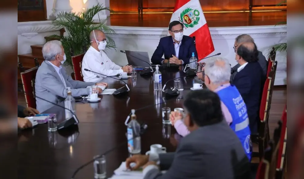 Martín Vizcarra junto a expertos en salud evaluando las acciones contra la pandemia. Foto: Presidencia. Martín Vizcarra junto a expertos en salud evaluando las acciones contra la pandemia. Foto: Presidencia.