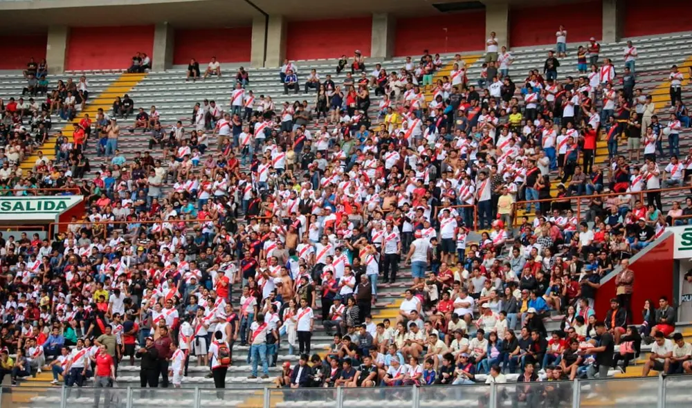 Hinchas de Municipal celebraron la goleada ante Universitario con los infaltables "oles". | Foto: @Liga1Movistar