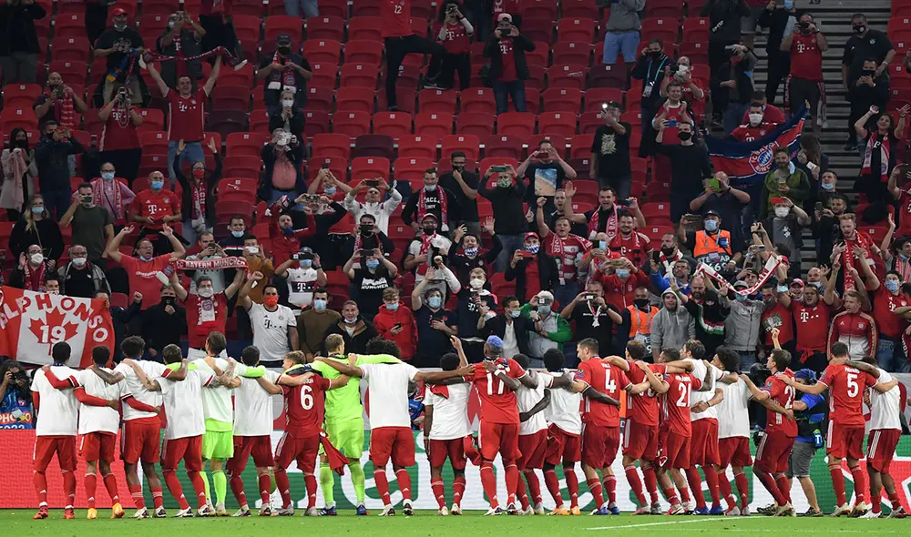 El Bayern Múnich celebrando con sus hinchas el título de la Supercopa de Europa 2020. | Foto: AFP