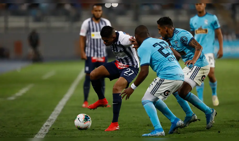 Alianza Lima: niño hincha blanquiazul llora de emoción tras pase a la final. Foto: GLR