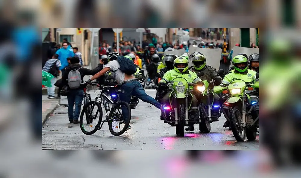 Policías motorizados están en el ojo del huracán por su accionar durante las protestas en Colombia Policías motorizados están en el ojo del huracán por su accionar durante las protestas en Colombia
