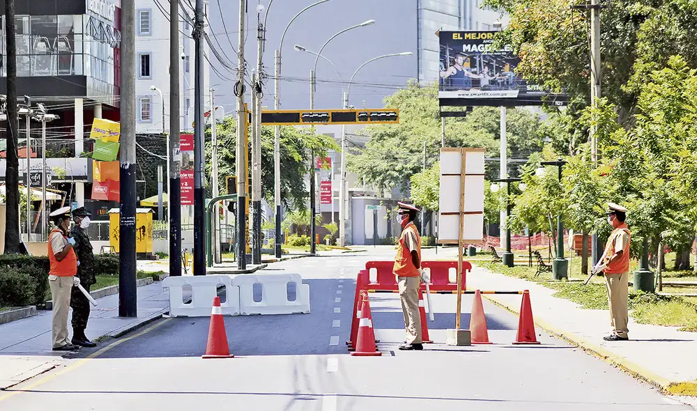 A no cometer errores de fin de año. La segunda ola, que ha causado la falta de oxígeno medicinal, empezó en Navidad y Año Nuevo. A ser más responsables. Foto: Antonio Melgarejo/La República A no cometer errores de fin de año. La segunda ola, que ha causado la falta de oxígeno medicinal, empezó en Navidad y Año Nuevo. A ser más responsables. Foto: Antonio Melgarejo/La República