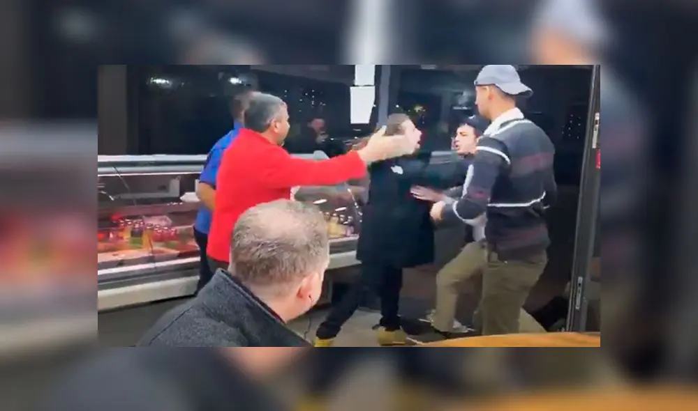 Un hombre imperturbable mira brutal pelea mientras come tranquilo sus papas fritas [VIDEO]
