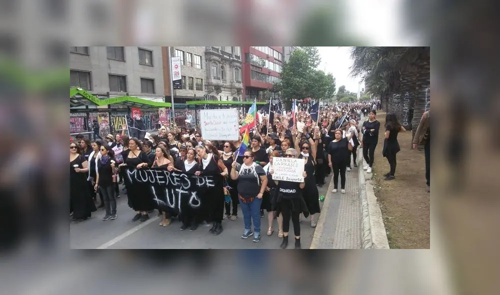 Mujeres de luto marchando en memoria de los fallecidos durante las protestas en Chile.
