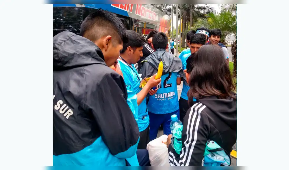Hinchas de Binacional dan el ejemplo usando bolsas para sus desperdicios.