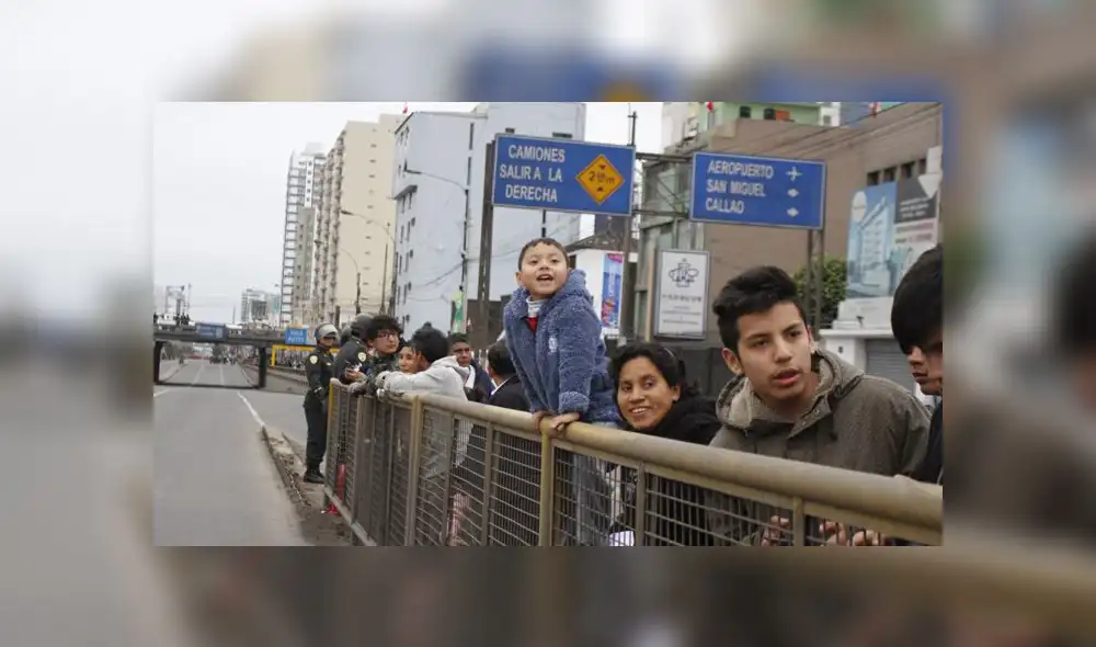 Familias enteras disfrutaron del variado y colorido cronograma del Desfile Militar. (Foto: La República)