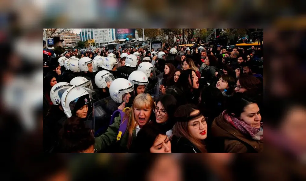 Las manifestantes fueron abordadas por los oficiales. Foto: Difusión Las manifestantes fueron abordadas por los oficiales. Foto: Difusión