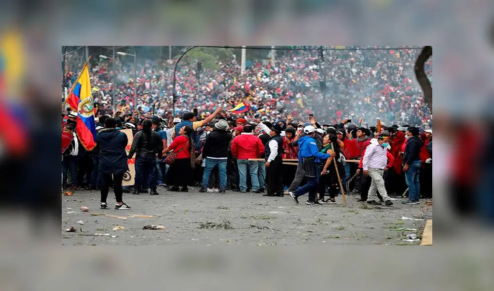 Este martes gran cantidad de personas salieron a las calles para protestar contra el presidente Moreno. Foto: EFE