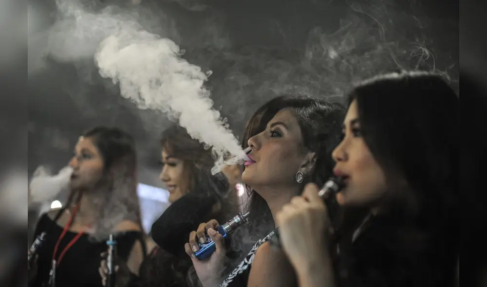 Promoters smoke electronic cigarettes during the VapeFair in Kuala Lumpur on December 5, 2015. Vaping is an alternative to smoke by inhaling water vapour through a vapouriser utilised Propylene Glycol or Vegetable Glycerin based liquid, mixed with small amounts of nicotine and food grade flavoring that then get vaporized in a small battery powered atomizer. AFP PHOTO / MOHD RASFAN (Photo by Mohd RASFAN / AFP) Promoters smoke electronic cigarettes during the VapeFair in Kuala Lumpur on December 5, 2015. Vaping is an alternative to smoke by inhaling water vapour through a vapouriser utilised Propylene Glycol or Vegetable Glycerin based liquid, mixed with small amounts of nicotine and food grade flavoring that then get vaporized in a small battery powered atomizer. AFP PHOTO / MOHD RASFAN (Photo by Mohd RASFAN / AFP)