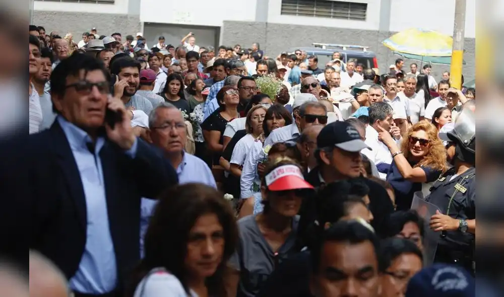 Largas colas para ingresar al velatorio de Alan García. [FOTOS]