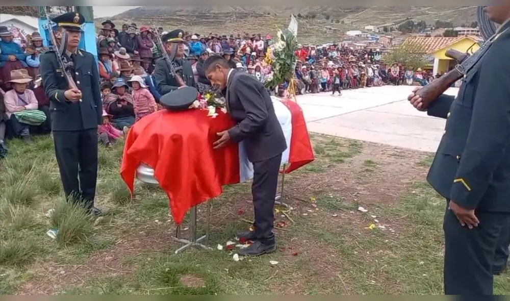Padre de José Luis Soncco, don Eulogio, se despide de su vástago. Foto: Fotos Radio Túpac Amaru