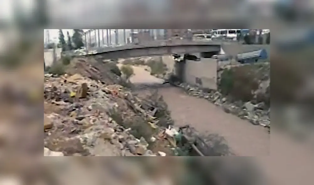 Piden aplicar sanciones para aquellos que arrojen desperdicios en la ribera del río. Foto: Captura. Piden aplicar sanciones para aquellos que arrojen desperdicios en la ribera del río. Foto: Captura.