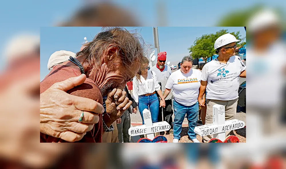 Tiroteo. Un anciano llora ante la cruz que lleva el nombre de un familiar muerto en el tiroteo producido en la ciudad de El Paso, Texas. Tiroteo. Un anciano llora ante la cruz que lleva el nombre de un familiar muerto en el tiroteo producido en la ciudad de El Paso, Texas.