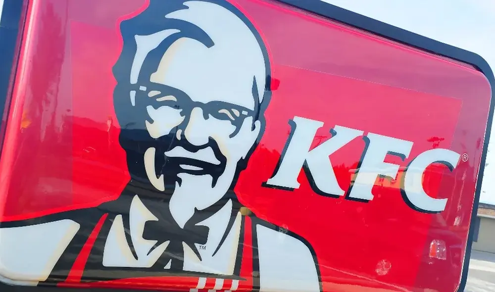 La denuncia fue hecha por usuarios de KFC en Alemania, quienes compartieron vía redes sociales la notificación que llegó a sus teléfonos, a quienes se les ofrecía crujientes piezas de pollo con queso. Foto: Karen BLEIER / AFP La denuncia fue hecha por usuarios de KFC en Alemania, quienes compartieron vía redes sociales la notificación que llegó a sus teléfonos, a quienes se les ofrecía crujientes piezas de pollo con queso. Foto: Karen BLEIER / AFP