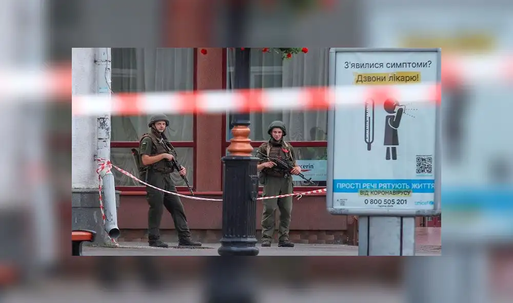Un sujeto secuestra a 20 pasajeros en la ciudad de Lutsk, Ucrania. (Foto: EFE - Nikolay Martynyuk)
