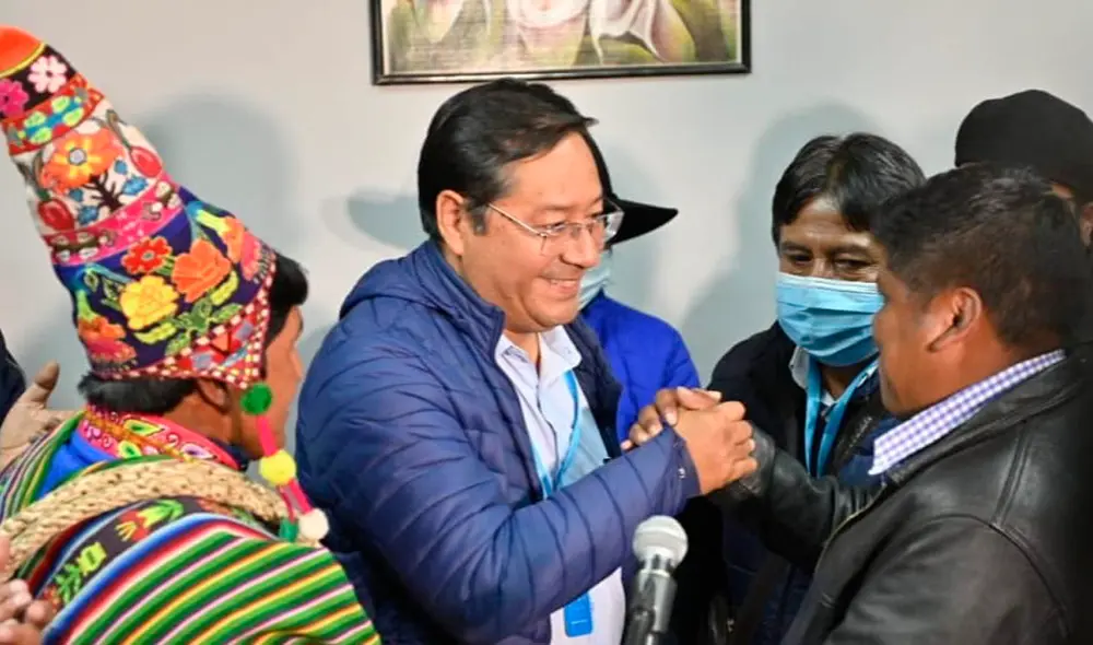 Luis Arce es felicitado por su ilitancia mientras ofrecía sus primeras declaraciones cuando se dieron a conocer los resultados del conteo rápido en las elecciones de Bolivia. Foto: Twitter Luis Arce es felicitado por su ilitancia mientras ofrecía sus primeras declaraciones cuando se dieron a conocer los resultados del conteo rápido en las elecciones de Bolivia. Foto: Twitter