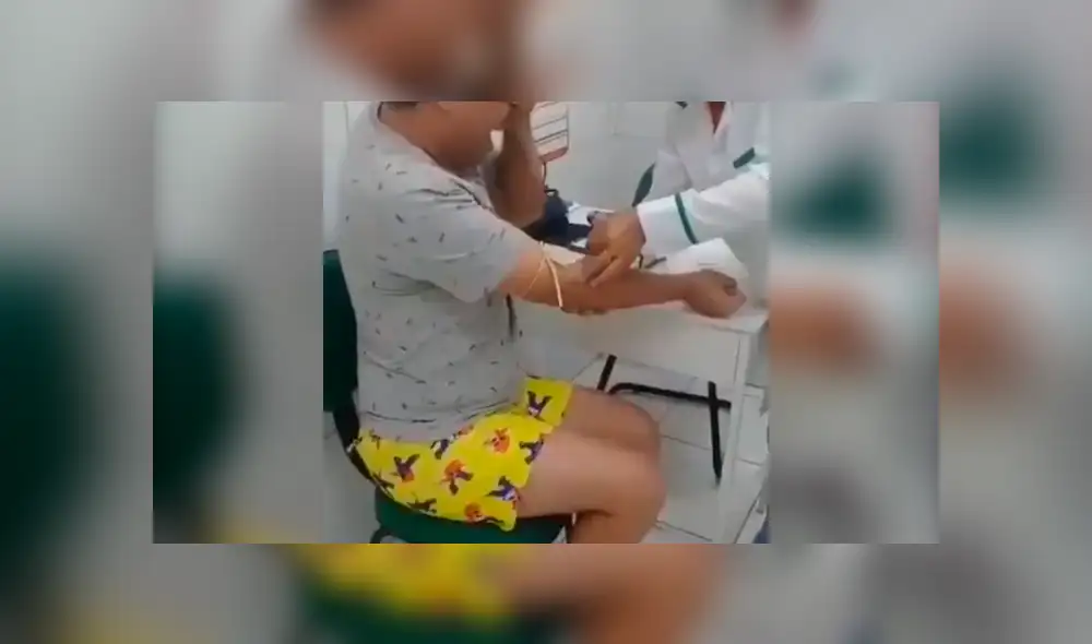 Facebook viral: Chico lanza exagerados gritos por inyección y pareja pasa la peor vergüenza [VIDEO]