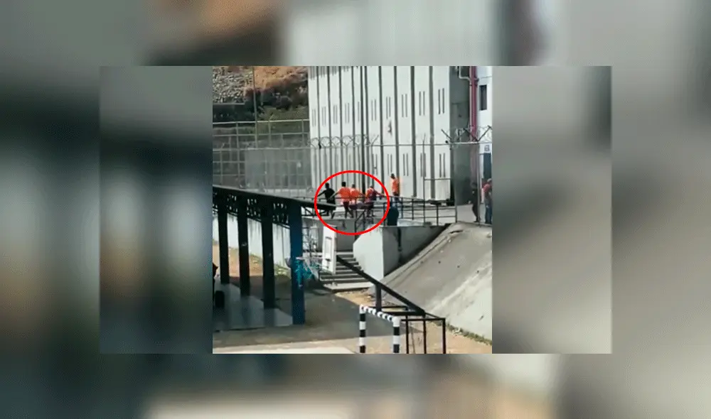 Féretro es adornado con pistolas y botellas de whisky durante velorio [VIDEO]