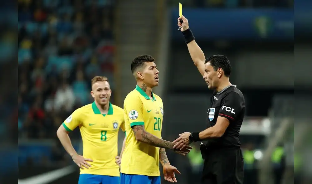 Enérgico. Tobar sacándole amarilla a Firmino. Ya dirigió a Brasil en cuartos de final. Enérgico. Tobar sacándole amarilla a Firmino. Ya dirigió a Brasil en cuartos de final.
