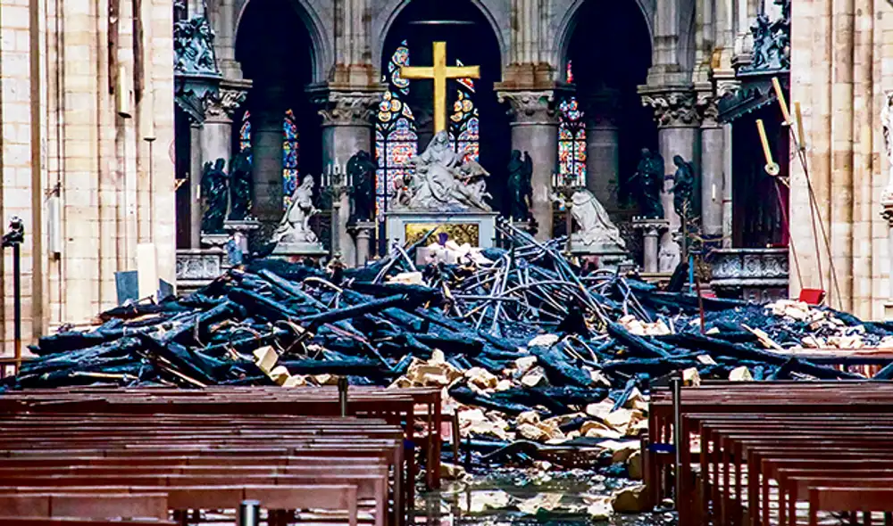 En escombros. El interior de la catedral tras el incendio En escombros. El interior de la catedral tras el incendio