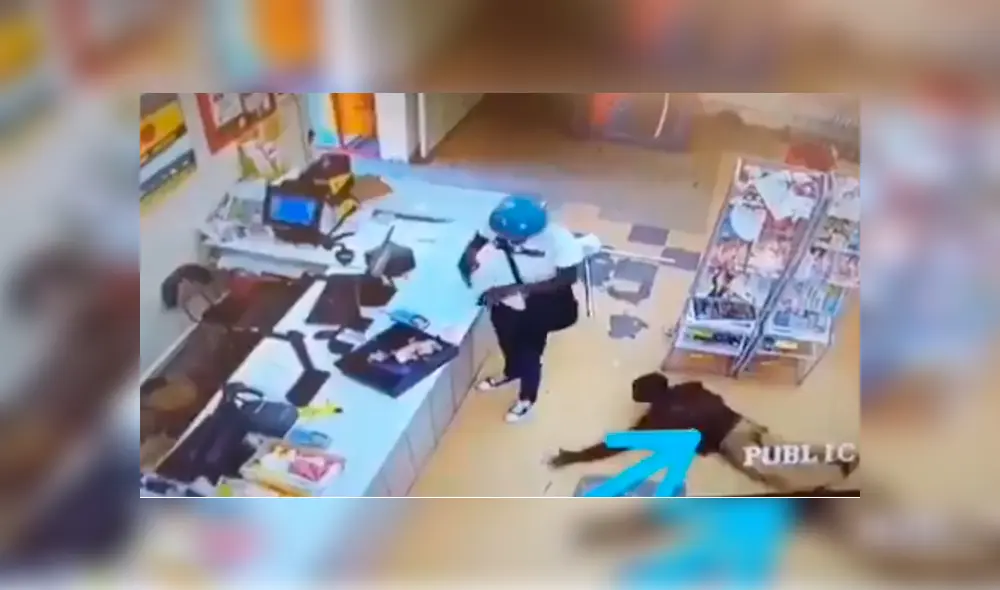 Video es viral en Facebook. Pese a que el delincuente estaba armado, el cliente fue sigilosamente tras él y logró quitarle parte del botín que estaba robando. Video es viral en Facebook. Pese a que el delincuente estaba armado, el cliente fue sigilosamente tras él y logró quitarle parte del botín que estaba robando.