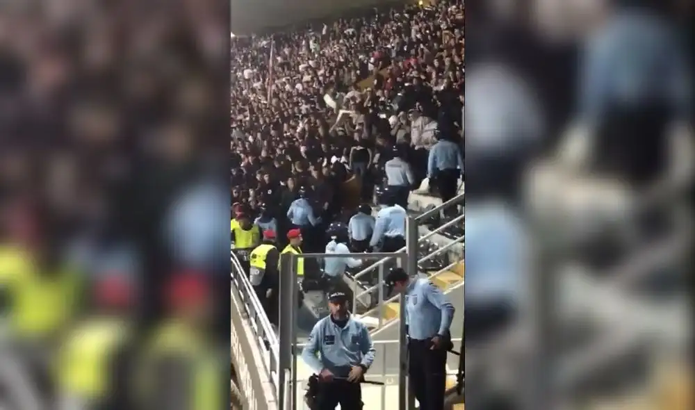 Policías e hinchas protagonizaron bochornoso momento. Foto: Captura de video.