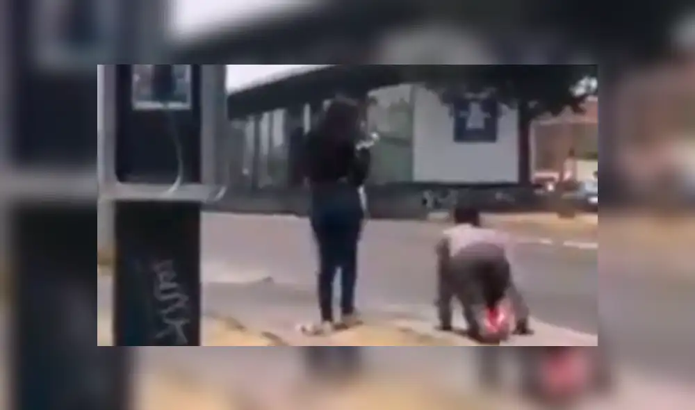 Youtube viral: Joven le es infiel a su novia y gatea por la calle para que lo perdone [VIDEO]