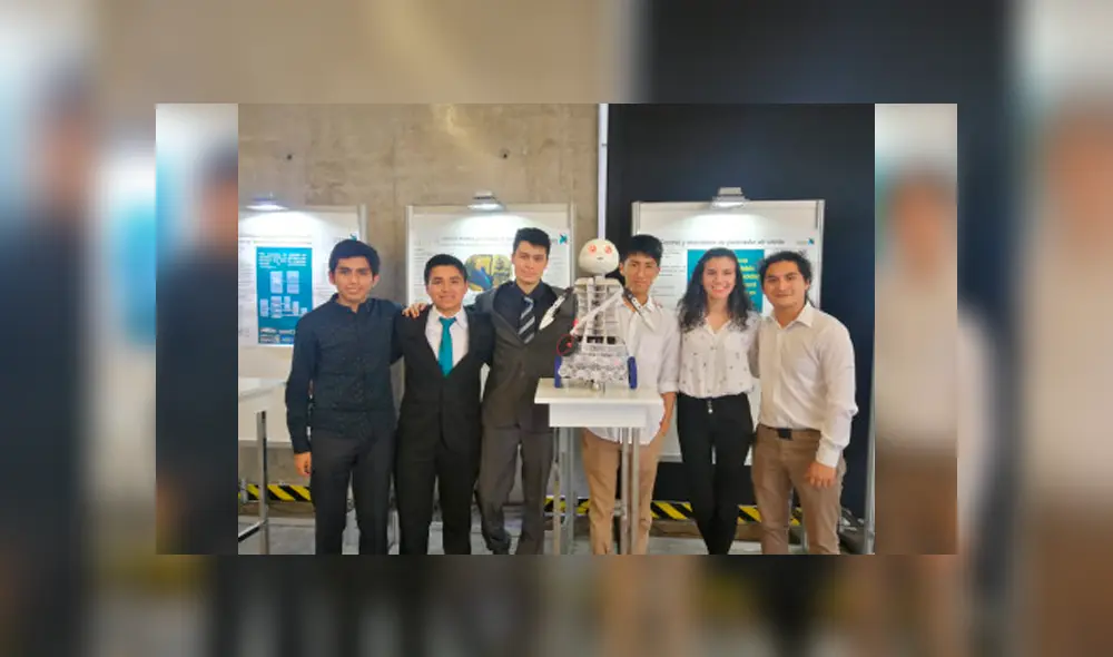 Desliza a la izquierda para conocer al robot ARCA y a dos de sus creadores. Desliza a la izquierda para conocer al robot ARCA y a dos de sus creadores.