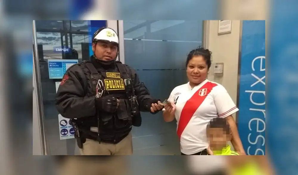 Arequipa: Policía devuelve 100 soles que encontró en cajero automático