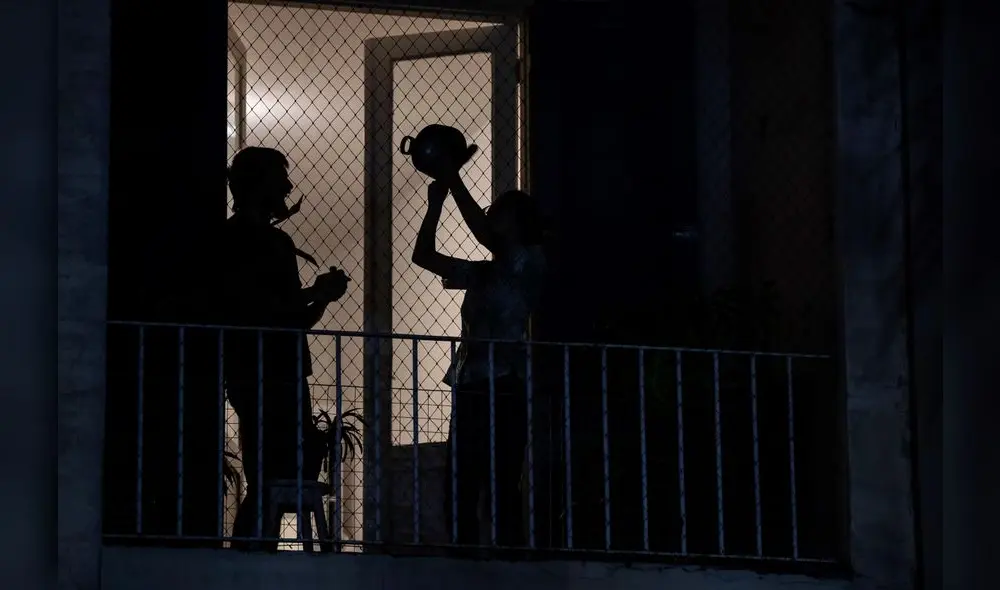 BRA50. SAO PAULO (BRASIL), 19/03/2020.- Vecinos participan en un cacerolazo contra el presidente de Brasil, Jair Bolsonaro, este jueves, en Sao Paulo (Brasil). El malestar de los opositores al gobernante ultraderechista se ha agudizado con el menosprecio que ha mostrado frente a la emergencia sanitaria global, que llegó a calificar de "ficción" o "fantasía" alimentada por la "prensa de izquierdas". EFE/ Sebastião Moreira BRA50. SAO PAULO (BRASIL), 19/03/2020.- Vecinos participan en un cacerolazo contra el presidente de Brasil, Jair Bolsonaro, este jueves, en Sao Paulo (Brasil). El malestar de los opositores al gobernante ultraderechista se ha agudizado con el menosprecio que ha mostrado frente a la emergencia sanitaria global, que llegó a calificar de "ficción" o "fantasía" alimentada por la "prensa de izquierdas". EFE/ Sebastião Moreira