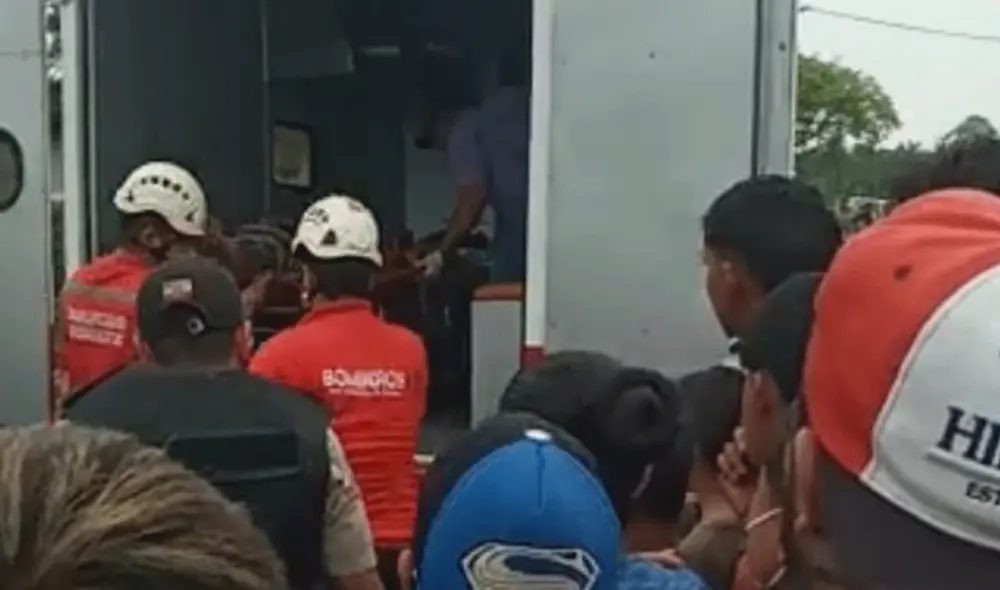 La Policía y el cuerpo de bomberos llegaron para detener el ataque y salvarlo de la furiosa turba. Foto: @aldiacomec / Twitter