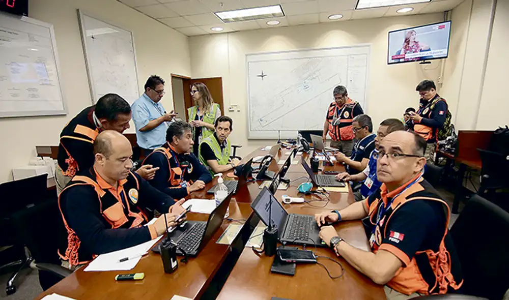 Trabajo. Comité de crisis monitorea vuelos internacionales. Trabajo. Comité de crisis monitorea vuelos internacionales.