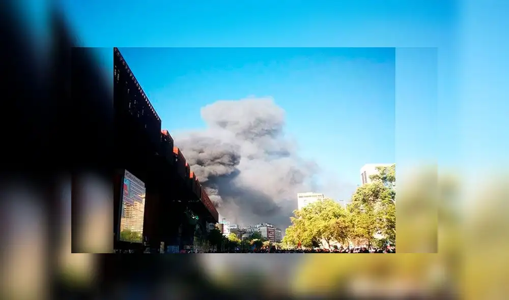 Luego de más de una hora de accionar los bomberos lograron controlar el incendio al interior del recinto cultural. Foto: Twitter Luego de más de una hora de accionar los bomberos lograron controlar el incendio al interior del recinto cultural. Foto: Twitter