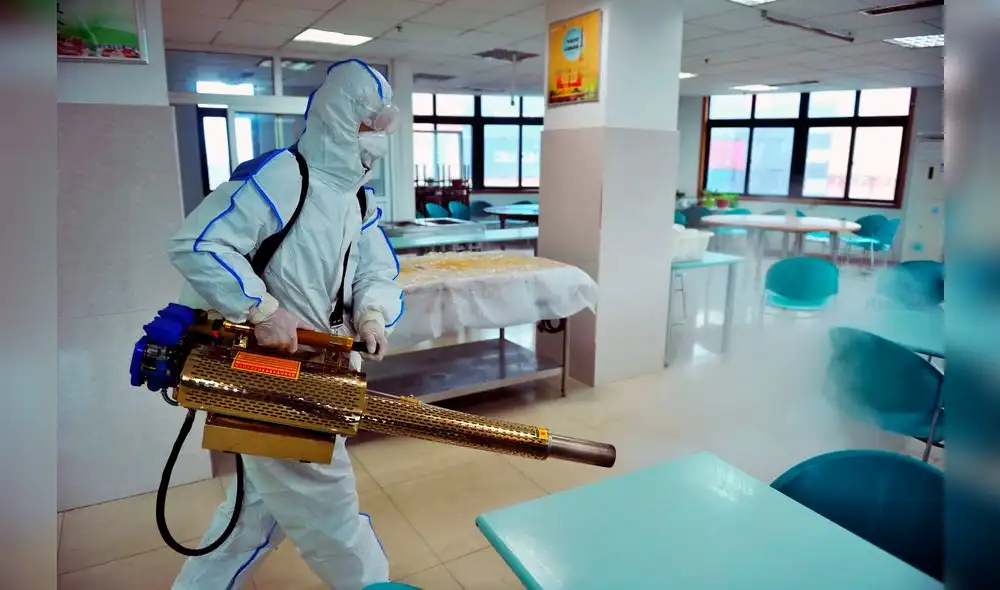 Un voluntario de la Cruz Roja participa en labores de desinfección de un edificio en Qingdao, provincia de Shandong (China). Un voluntario de la Cruz Roja participa en labores de desinfección de un edificio en Qingdao, provincia de Shandong (China).
