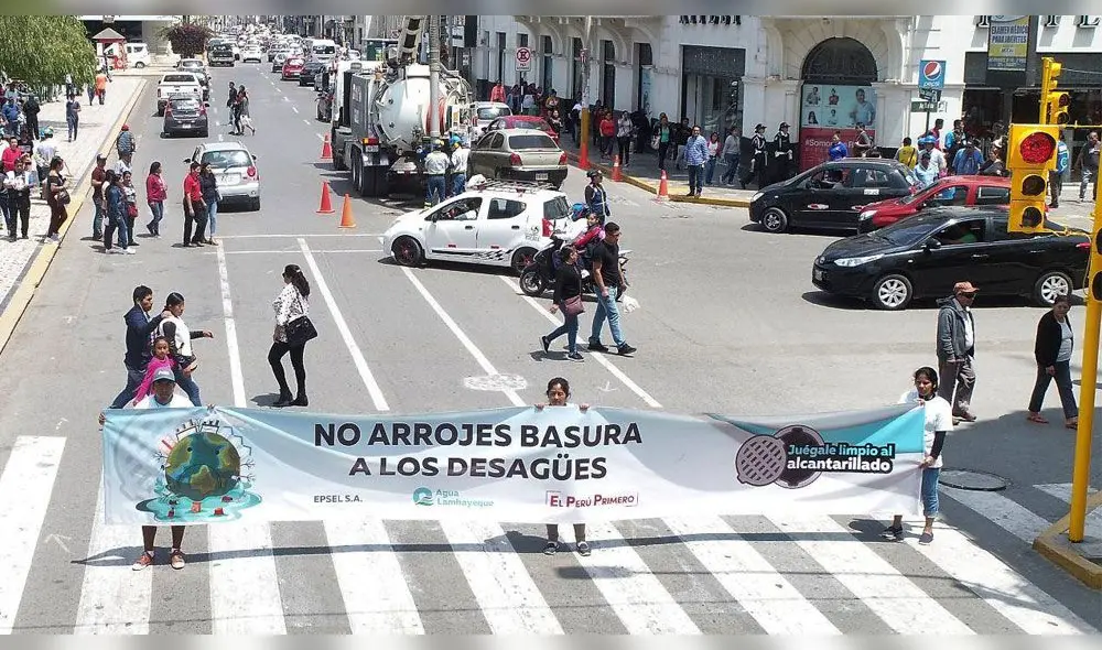 Voluntarios buscan crear conciencia en población.
