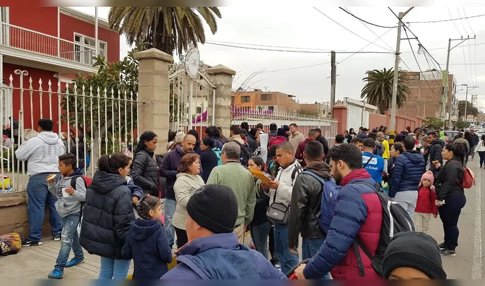 Venezolanos permanecen afuera del Consulado General de Chile, buscando conseguir la visa. Venezolanos permanecen afuera del Consulado General de Chile, buscando conseguir la visa.