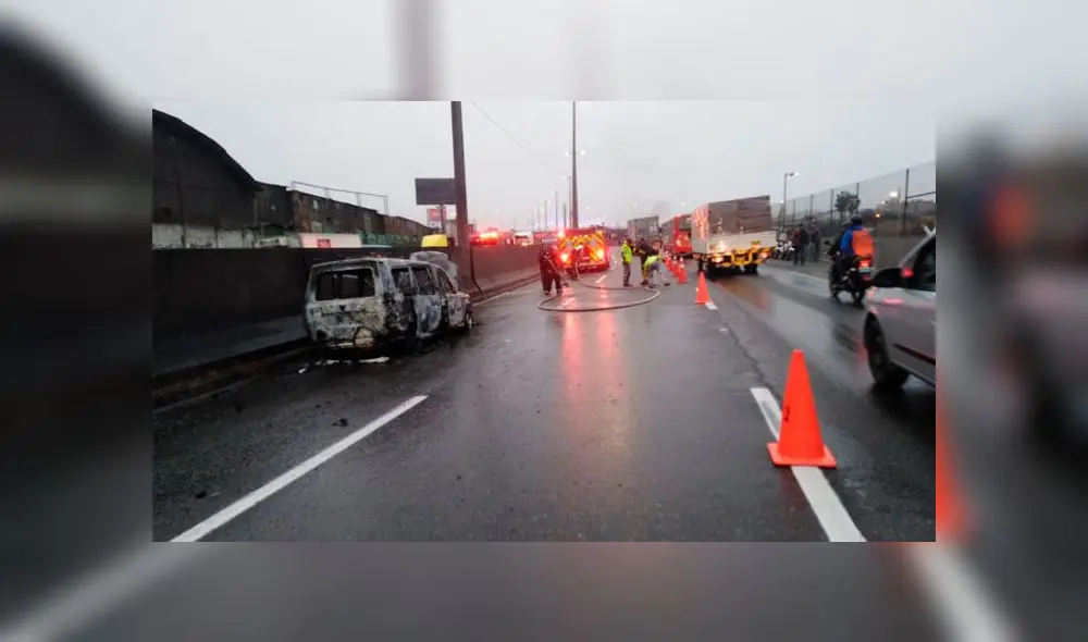 Incendio de auto en Vía Evitamiento genera gran congestión vehicular [VIDEO]