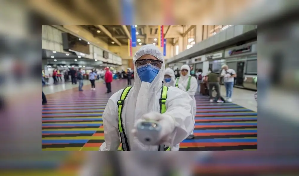 Un trabajador sanitario posa mientras hace guardia en el Aeropuerto Internacional Simón Bolívar, como parte de las medidas contra el coronavirus en Venezuela. Foto: EFE Un trabajador sanitario posa mientras hace guardia en el Aeropuerto Internacional Simón Bolívar, como parte de las medidas contra el coronavirus en Venezuela. Foto: EFE