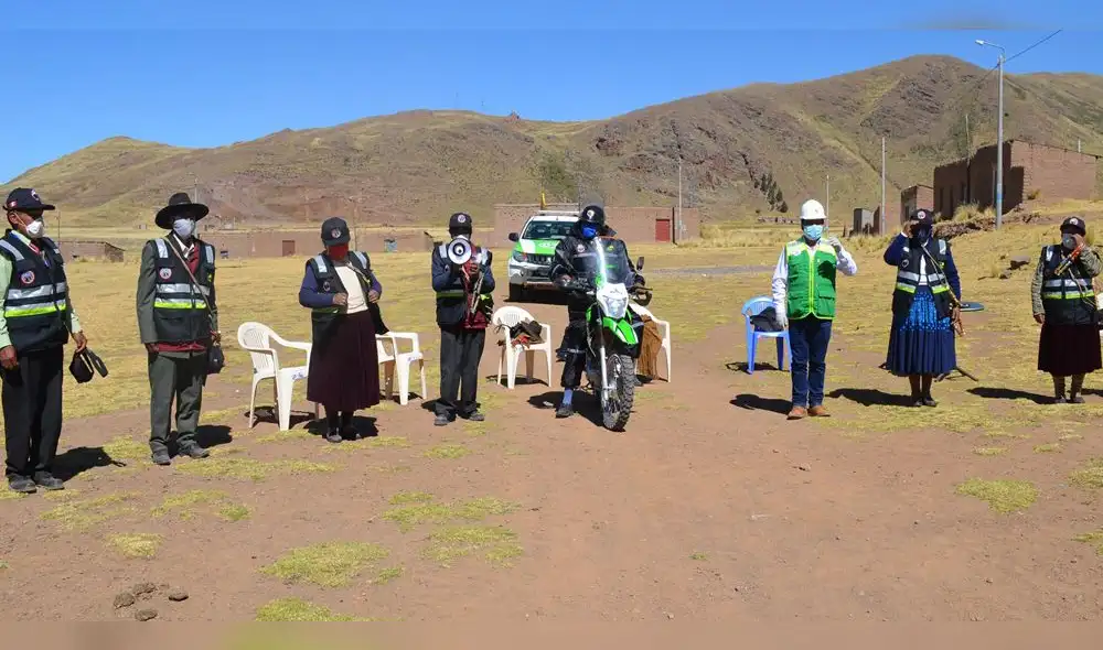 Tres comunidades recibieron vehículos.