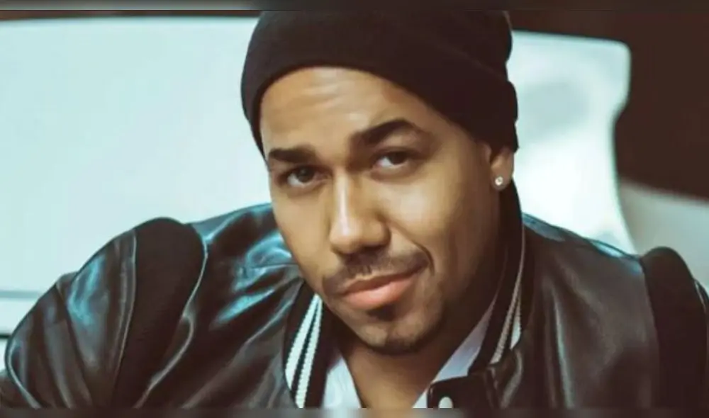 Romeo Santos aparece arrodillado y desnudo para dar importante noticia